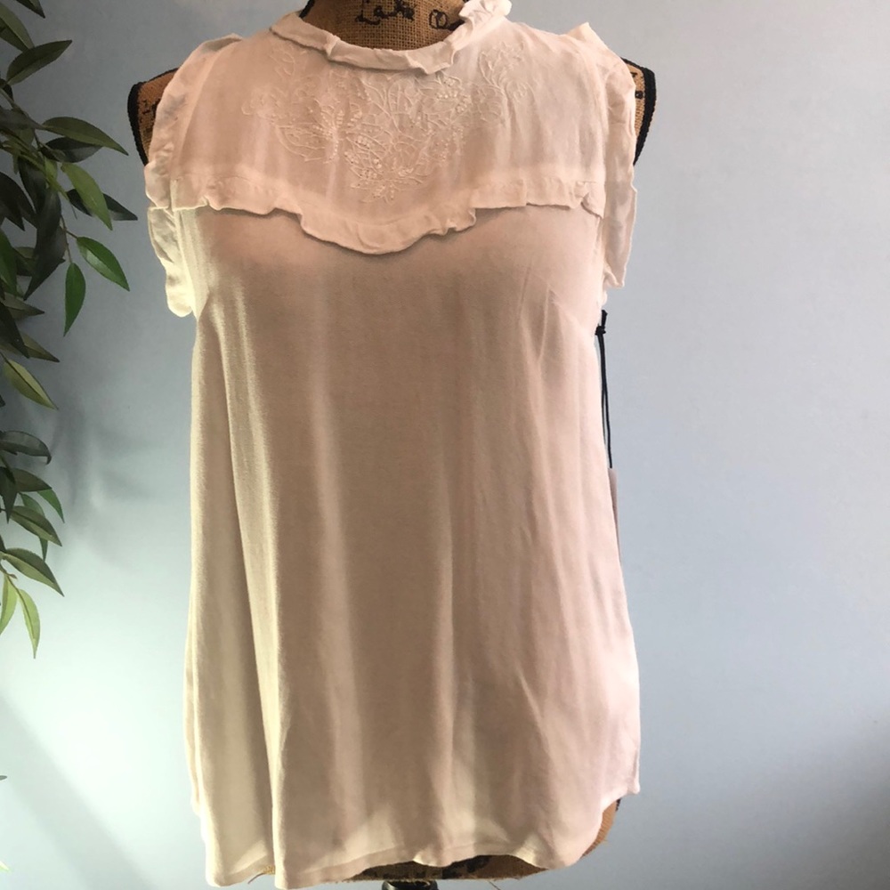 Sleeveless white delicate top